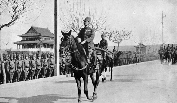 南京大屠杀日寇有多兽性？鬼子在地洞糟蹋妇女，竟让其小叔子照明