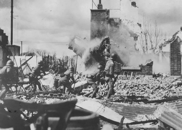 南京大屠杀日寇有多兽性？鬼子在地洞糟蹋妇女，竟让其小叔子照明 图2