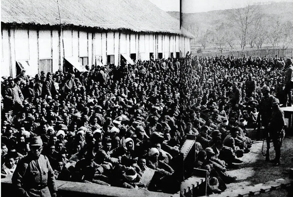 伍长德：2000警察的死亡行军里，他躲在尸堆里活了下来