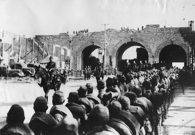 南京大屠杀有多残忍？一位警察幸存者：躲在尸堆里都不放过