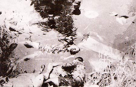 图文：日军集体枪杀的市民尸体被推入塘内