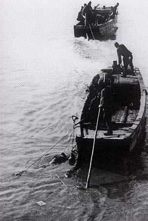 图文：日军将被杀害者尸体投入长江上的船只