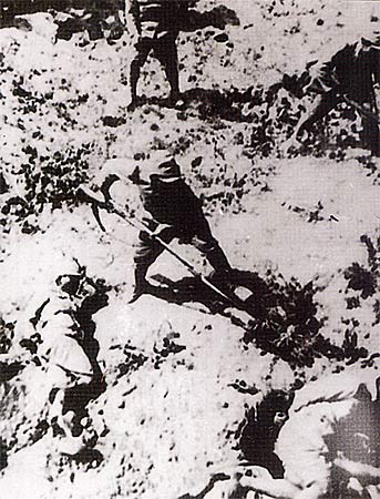 日军将反缚之被俘士兵和难民集体刺杀