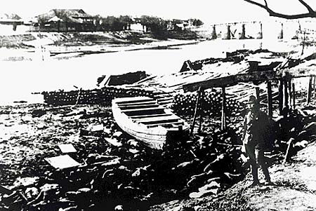 村濑守保拍下的江边尸体堆积的情景