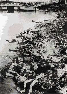 组图：村濑守保拍下的江边尸体堆积的情景